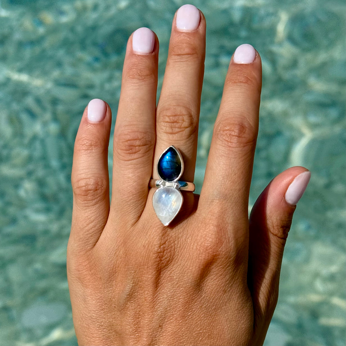 Anello labradorite blu e bianca