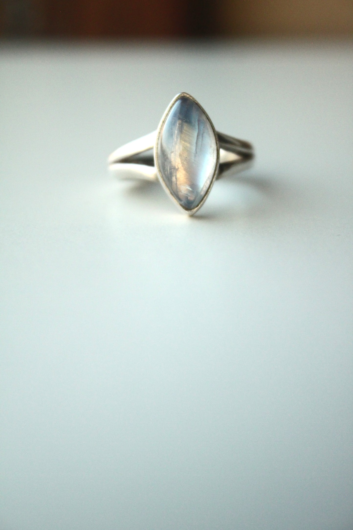 Anello labradorite bianca