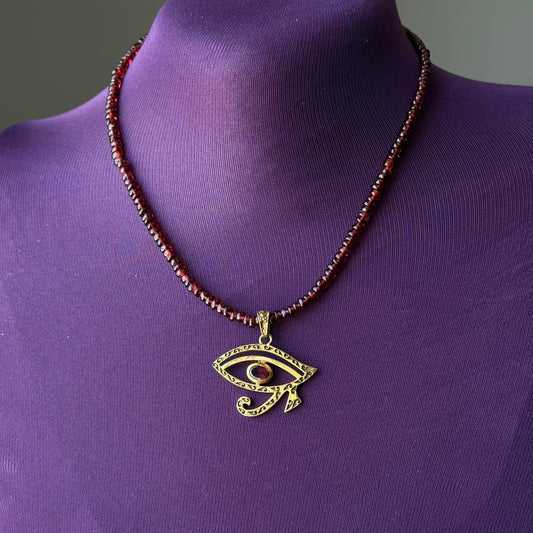 Collana Occhio di Horus in granato rosso