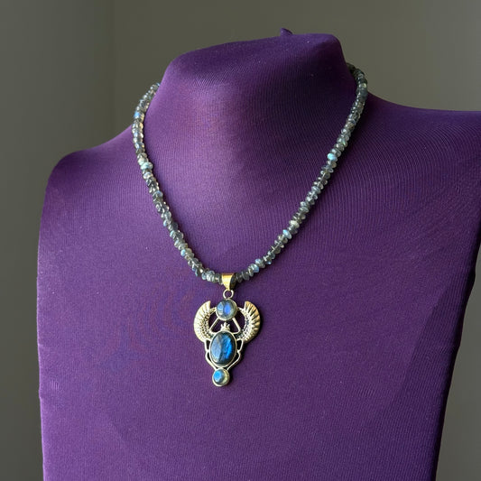 Collana scarabeo egizio in labradorite blu