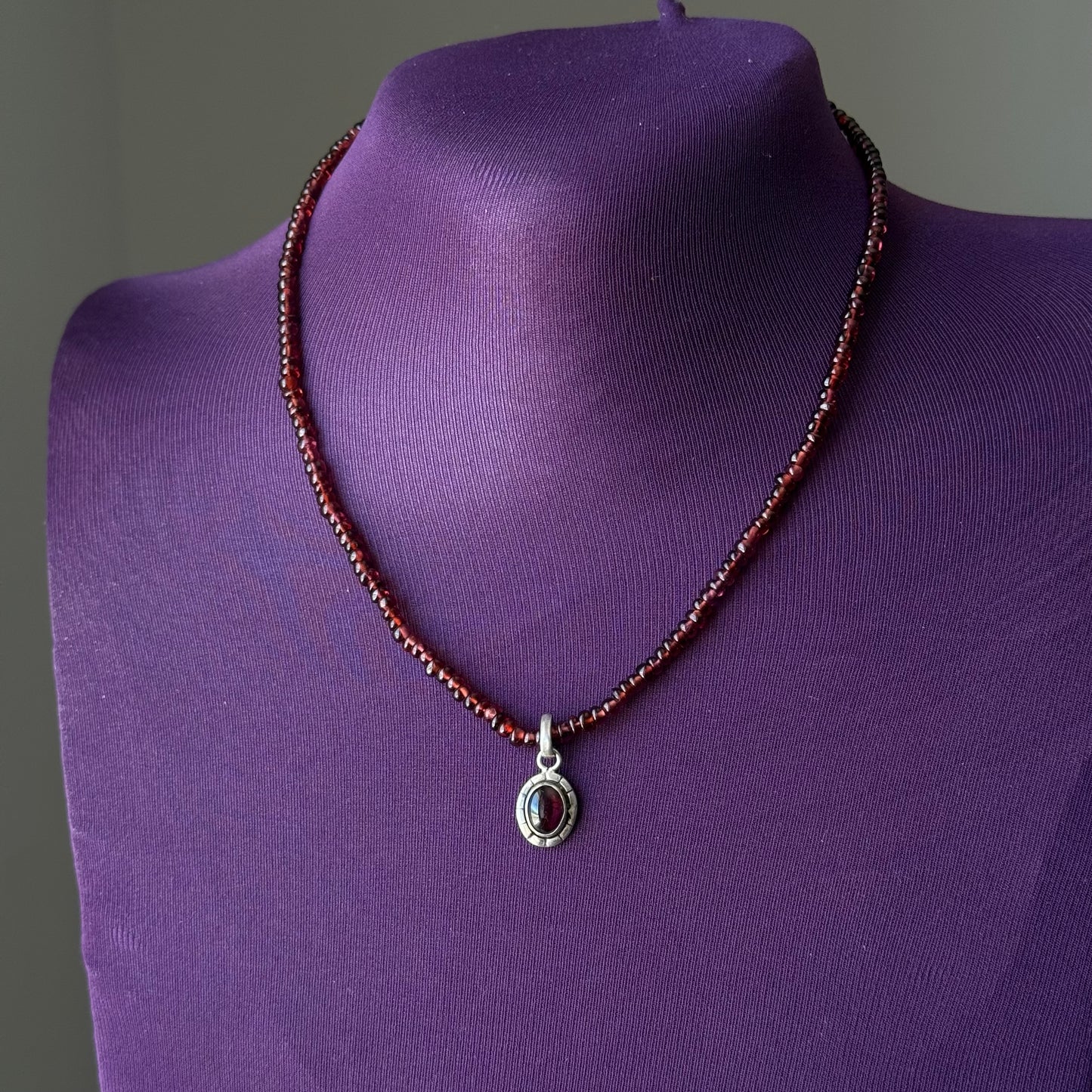Collana granato rosso e ciondolo in argento 925