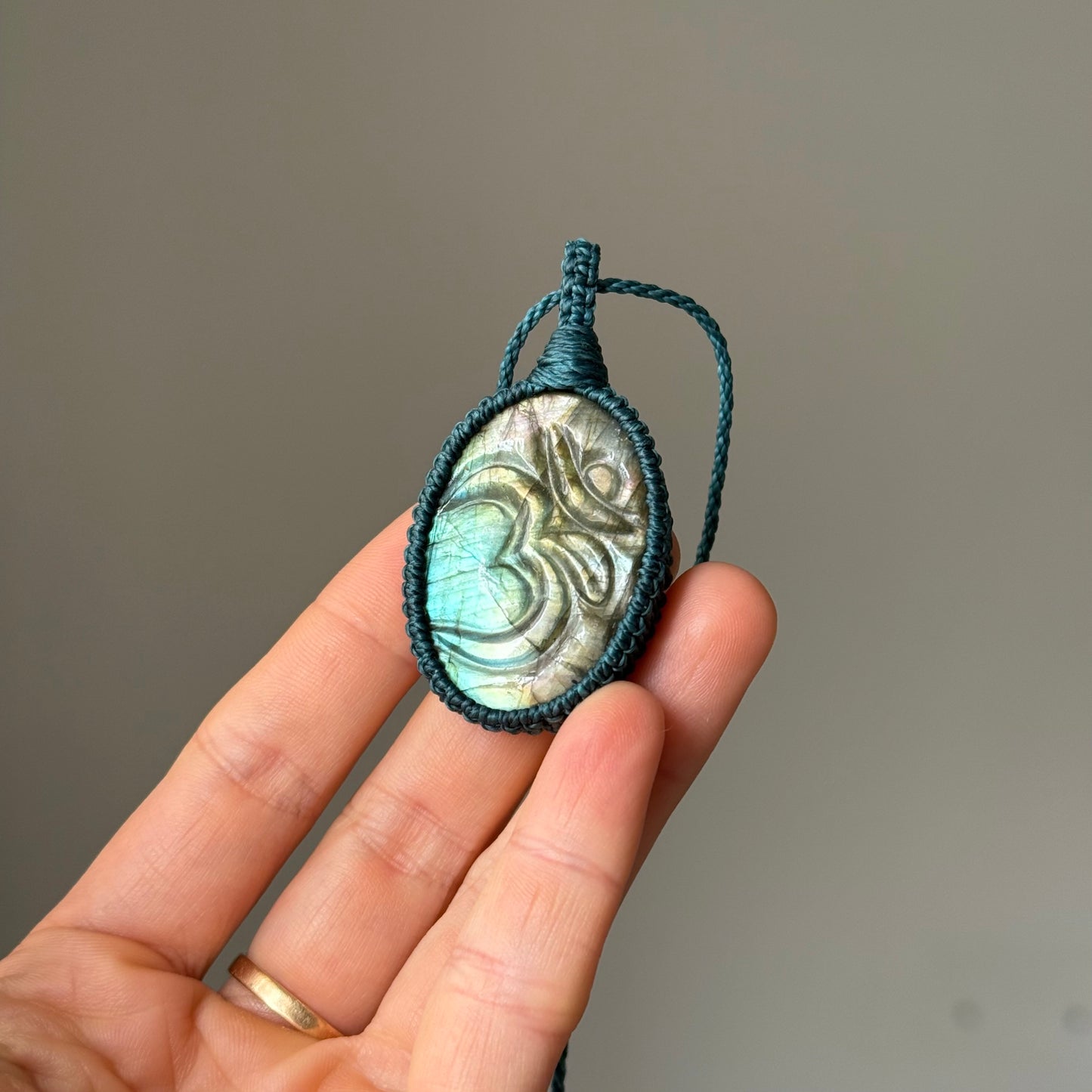 Collana labradorite OM inciso