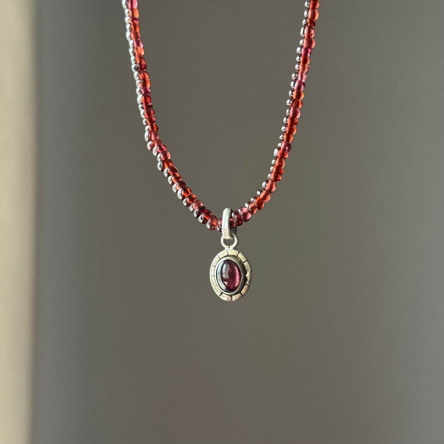 Collana granato rosso e ciondolo in argento 925
