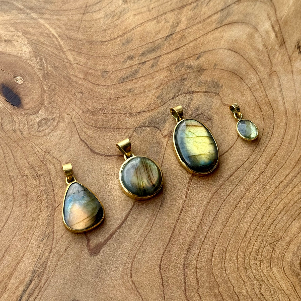 Ciondoli labradorite dorata